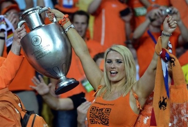 Một nữ CĐV xinh đẹp người Hà Lan cầm trên tay chiếc cúp bạc cho nhà vô địch EURO. Hóa ra đó chỉ là một phiên bản nhìn giống như thật của Cúp Henri Delaunay.